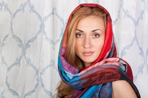 Красивая модель в стильном красочном шарфе — стоковое фото