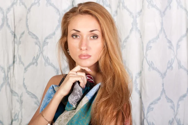Prachtige mode-model met een stijlvolle, kleurrijke sjaal — Stockfoto