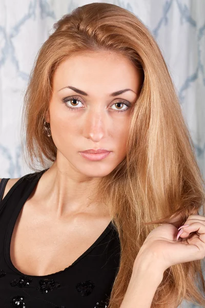 Sensuale giovane modello con bei capelli castani — Foto Stock