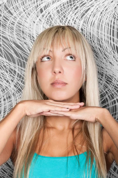 Attraktive junge Frau mit hübschen blonden Haaren — Stockfoto