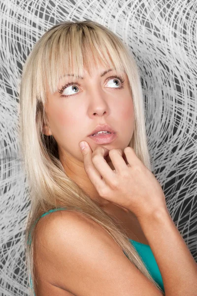 Attraktiv blond tjej med vackra ansikte — Stockfoto