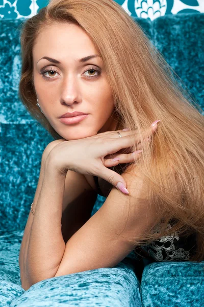 Bella giovane donna con bei capelli castani — Foto Stock