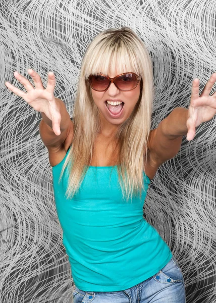 Schreiendes junges blondes Mädchen mit stylischer Sonnenbrille — Stockfoto