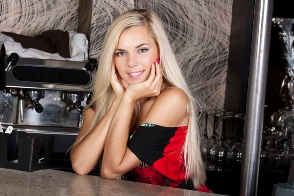 Sonriente chica rubia bonita en la mesa del bar — Foto de Stock