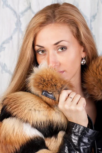 Elegante chica joven con abrigo de piel — Foto de Stock