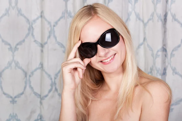 Atrakcyjny blond dziewczyna w okularach stylowy słońce uśmiecha — Zdjęcie stockowe
