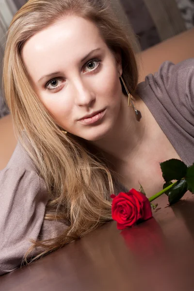 Przepiękny blond kobieta z czerwona róża — Zdjęcie stockowe