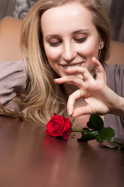 Mujer rubia sensual con una rosa roja —  Fotos de Stock