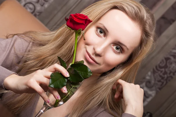 Przepiękny seksowny blond dziewczynka gospodarstwa czerwona róża — Zdjęcie stockowe