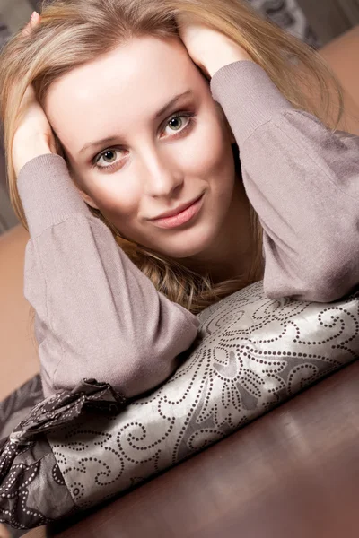 Piękne blond dziewczyny ładne włosy trzymając poduszkę — Zdjęcie stockowe