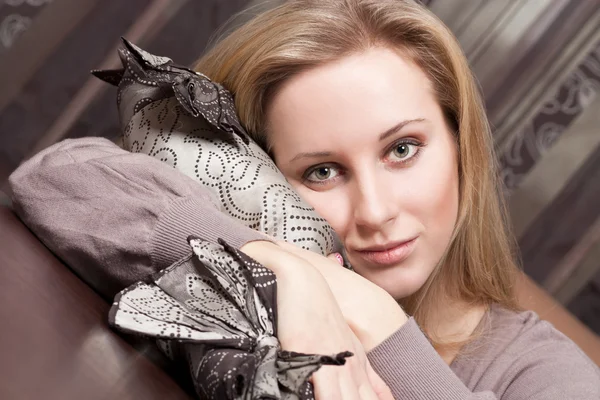 Atractiva joven rubia sosteniendo una almohada —  Fotos de Stock