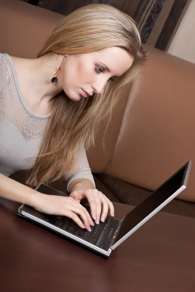 年轻漂亮的金发姑娘用一台笔记本电脑 — 图库照片