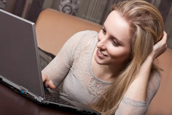 微笑优雅的金发女孩用一台笔记本电脑 — 图库照片