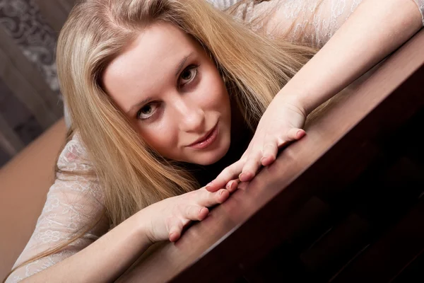Verführerische junge blonde Mädchen — Stockfoto