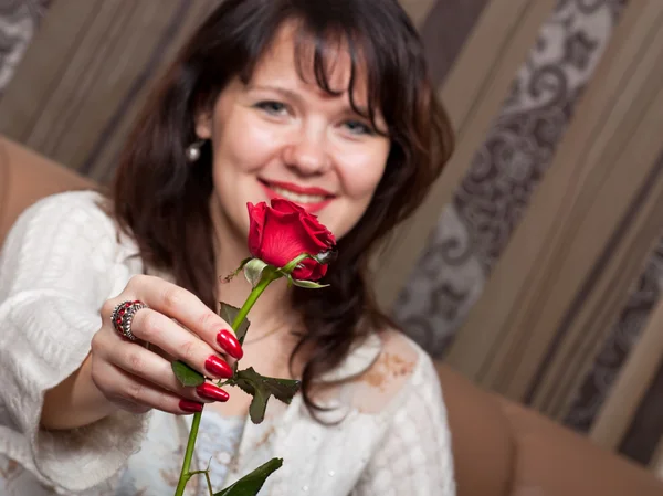 Femme brune sensuelle avec une rose rouge — Photo