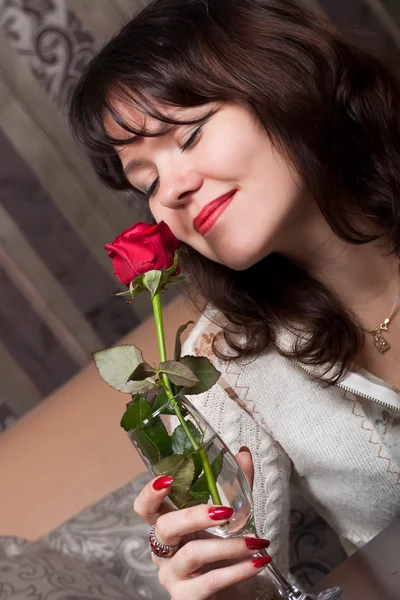 Mujer morena sensual con una rosa roja —  Fotos de Stock