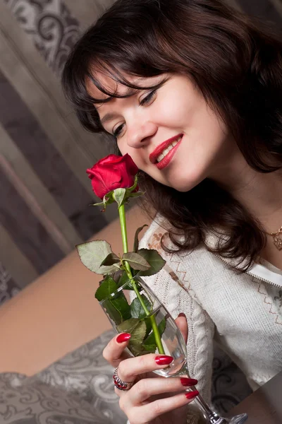 Mujer morena sensual con una rosa roja —  Fotos de Stock