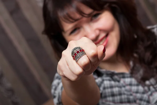 Piękna, młoda dziewczyna brunetka z stylowy metalowy pierścień — Zdjęcie stockowe