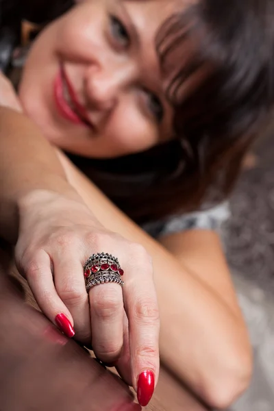 Красивая молодая брюнетка со стильным металлическим кольцом — стоковое фото