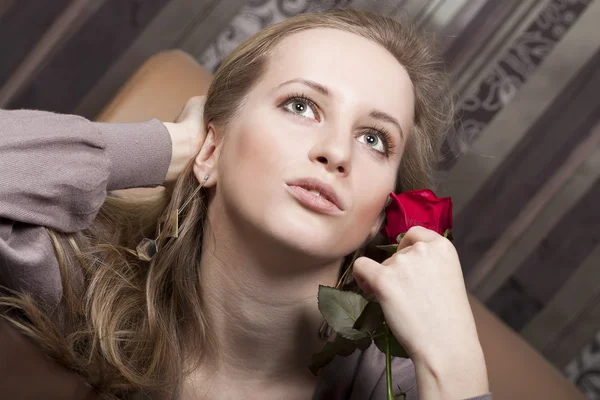 Smyslná blondýnka s červenou růží — Stock fotografie