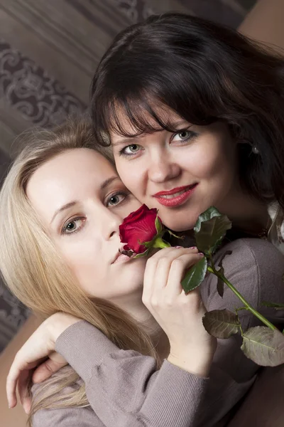 Krásné mladé dívky s červenou růží — Stock fotografie