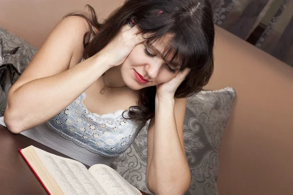 Geschäftige junge Frau liest ein Buch — Stockfoto