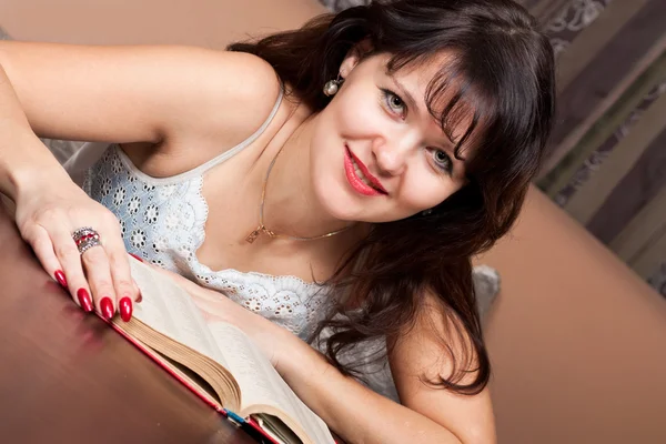 Aantrekkelijke jonge meisje is het lezen van een boek — Stockfoto