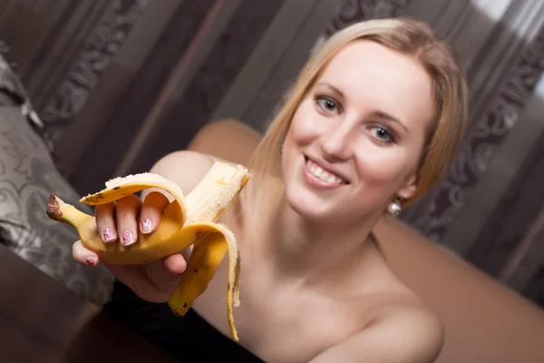 Sonriente chica rubia con un plátano — Foto de Stock