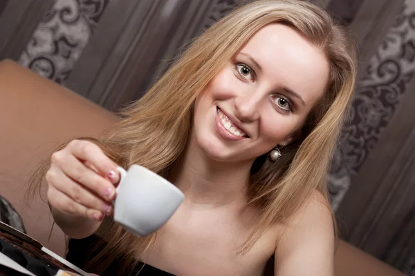 一杯咖啡的漂亮微笑女孩 — 图库照片