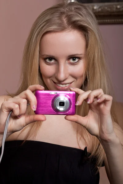 Bir fotoğraf makinesi ile gülümseyen genç kız — Stok fotoğraf