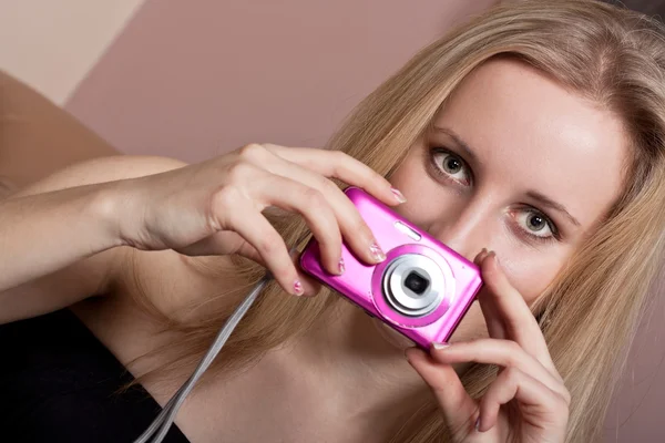 Prachtige jonge blonde vrouw met een fotocamera — Stockfoto