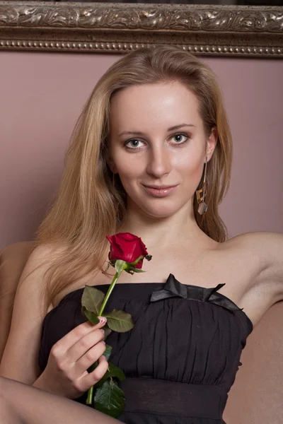 Hermosa joven con una flor — Foto de Stock