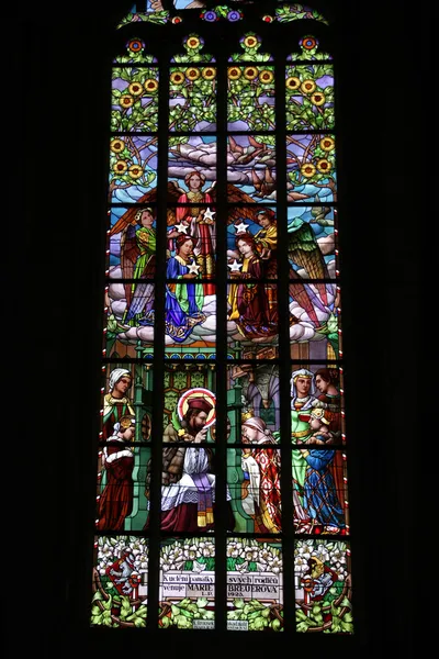 Vitrail dans l'église Sainte-Barbara, République tchèque , — Photo