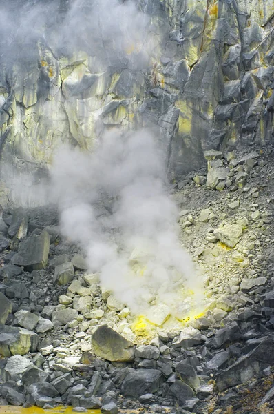 Sulfurous and smoking stones of Sibayak volcano — Stock Photo, Image