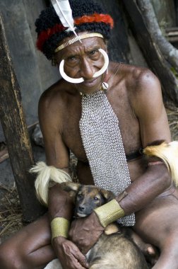 adam, geleneksel giysiler içinde Papua bir kabile ve boyama
