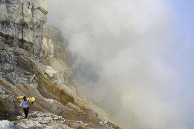 Kawah İjen krateri, Endonezya 'dan sülfür çıkarılıyor.