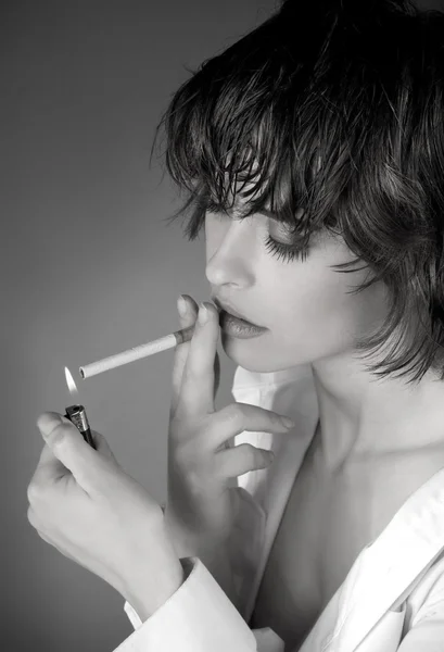 Žena kouří cigaretu — Stock fotografie