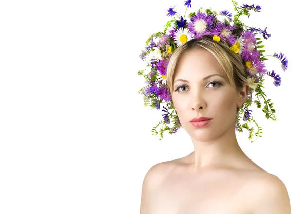 Vacker kvinna med blomkrans — Stockfoto