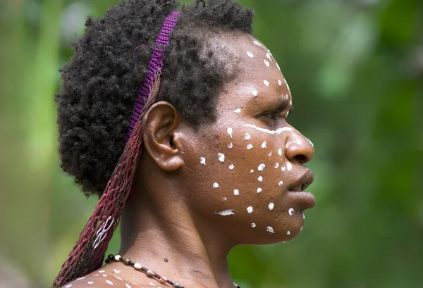 Женщина из папуасского племени в традиционной одежде и окраске — стоковое фото