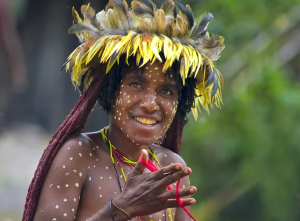 Žena papuánských kmene v tradičním oblečení a barvy — Stock fotografie