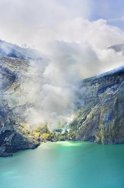Lago sulfático em uma cratera do vulcão Ijen . — Fotografia de Stock