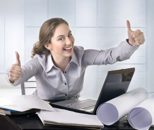 Biznes kobieta w biurze z laptopa, podając kciuki up znak — Zdjęcie stockowe