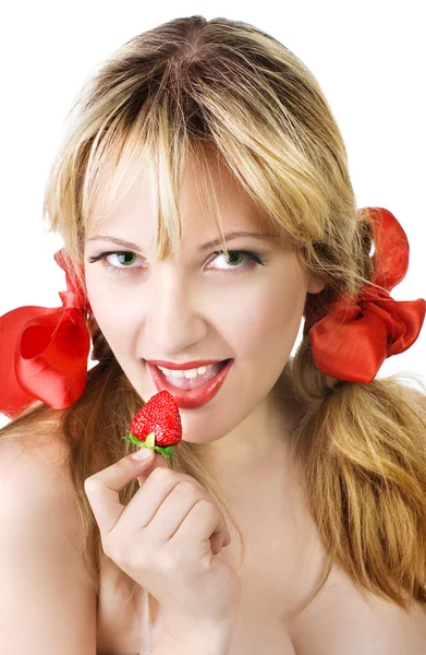 Vacker flicka med en jordgubbe — Stockfoto