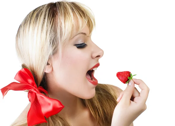 Красива дівчина їсть полуницю . — стокове фото