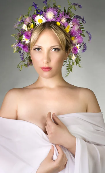 Piękna kobieta z kwiatami na głowie — Zdjęcie stockowe