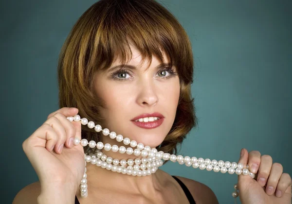 Frau mit Perlen in den Händen — Stockfoto