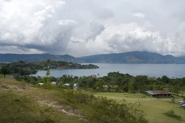 Lago Toba y su vista alrededor — Foto de Stock