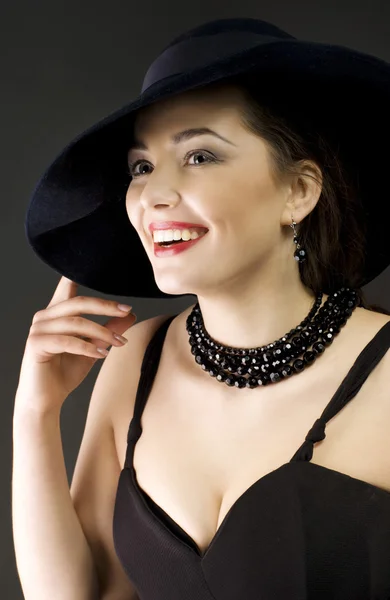 Moda mulher usando chapéu — Fotografia de Stock