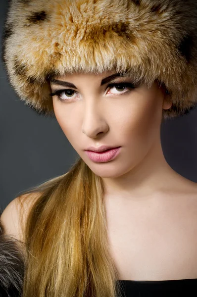 Beautiful woman wearing fur — Stock Photo, Image