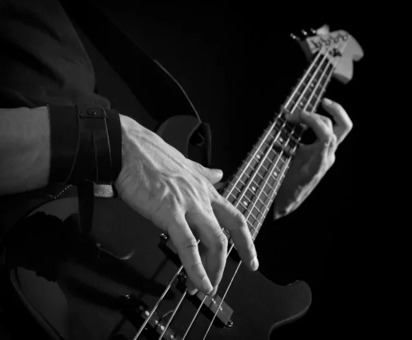 A férfi kezében, fekete-fehér gitár — Stock Fotó
